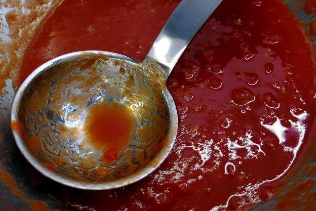 2 eetlepels olijfolie 2 teentjes knoﬂook 1 theelepel suiker 2 blikken gepelde tomaten (het liefst geen Nederlandse tomaten, die zijn wat waterig.