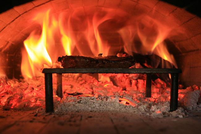 Voorbereiding Zorg ervoor dat je je Fornino pizzaoven heet opstookt met een lading mooi hout (eiken, berken, beuken oid). Laat de vlammen doven als er voldoende gloeiende houtskooltjes zijn ontstaan.