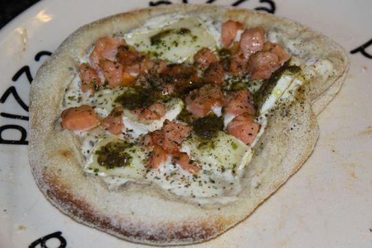 Bereiding De paturain wordt op de bodem van de pizza gesmeerd. Daarna de bodem bedekken met blokjes zalm en brie.