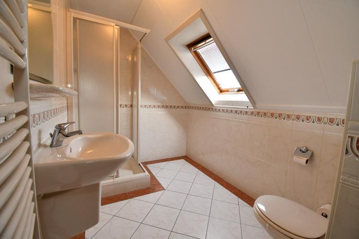 - In de woonkamer met houten schouw is een gashaard aanwezig; - De badkamer op de begane grond (met vloerverwarming)