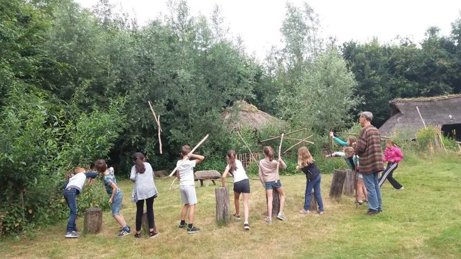 Leerteam 5-6 Groep 5B: Schoolreis Gisteren ben ik op schoolreis geweest. We gingen eerst naar de ijzertijd boerderij en daar hebben we: met speren gegooid, twee schapen gezien.