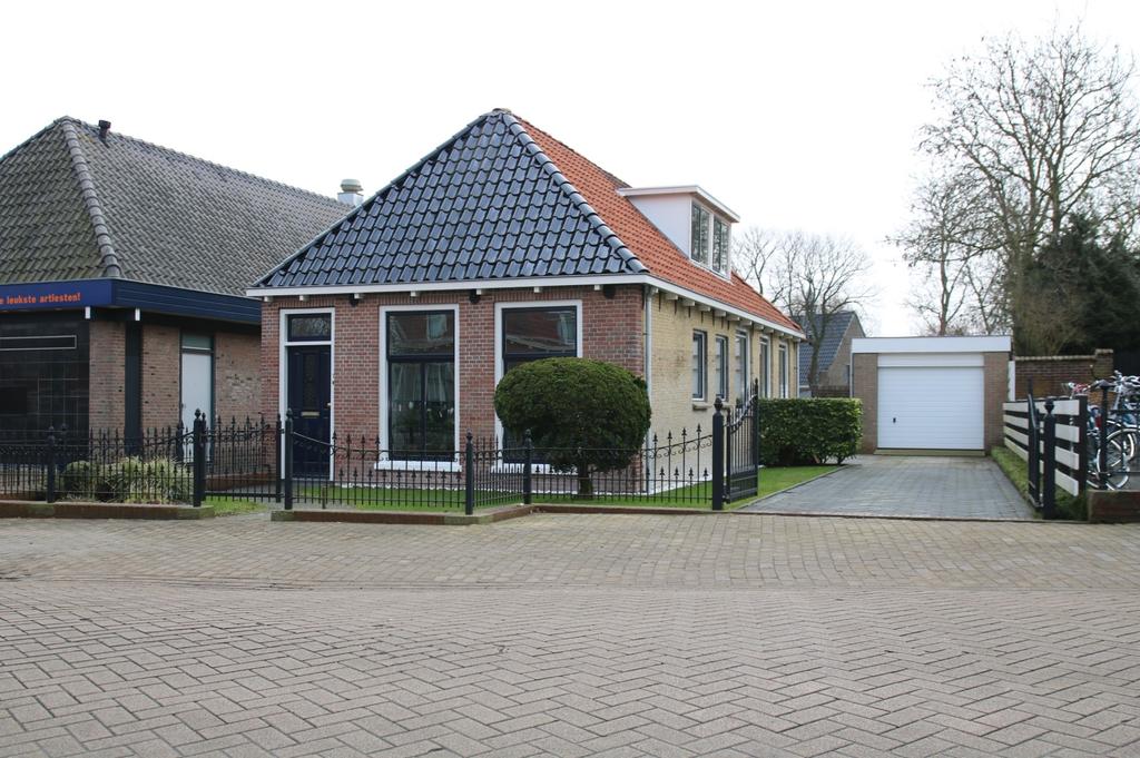 WITMARSUM KERKPLEIN 7 Volledig gerenoveerd en instapklaar vrijstaand woonhuis aan open vaarwater en met vrij uitzicht, uitpandige bijkeuken en nieuwe geïsoleerde stenen garage (9,5 x 4m), op