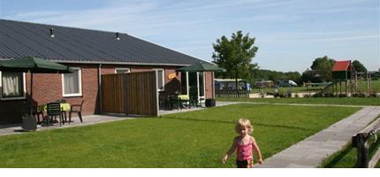 achtermaate.nl) 10 De Huttert Recreatiebedrijf De Huttert Op het woonerf van de familie Rensen vindt u een knusse camping.