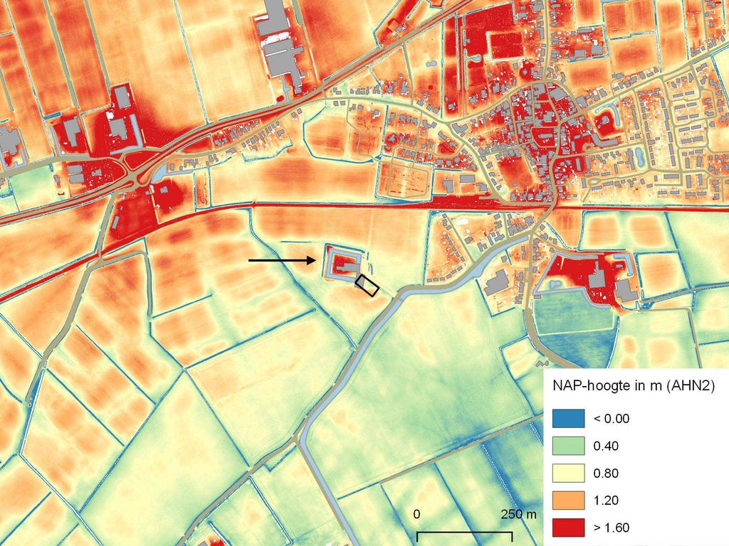 Op de fysisch geografische kaart van de provincie Groningen is aangegeven dat het plangebied op een langgerekte, van west naar oost lopende, kwelder- of oeverwalachtige vlakte ligt (code Mv9; zie