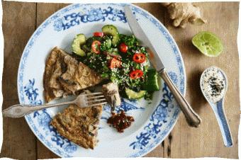 Vegetarisch Hoofdgerecht Chinese portobello-omelet met geroerbakte komkommer en snijbiet In de Krat Noedels (g) Portobello (stuk(s)) Komkommer (stuk(s)) Snijbiet (g) Rode peper (stuk(s)) Geraspte