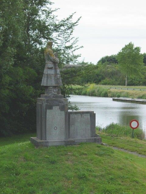 Het monument hierboven wil herinneren aan de deelname van het Belgische 7de Linieregiment aan de Slag van de IJzer, in de periode 17-23 oktober 1914 en de gevechten bij Lombartsijde op 4 november