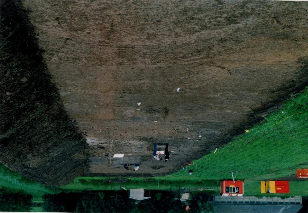 Afbeelding 1.5 Overzichtsfoto van de werkputten 10 en 11, in noordelijke richting. Foto J.Y. Huis in t Veld. 1.7 Tot besluit Na afloop van de opgraving werden door de AWN-afdeling Nijmegen nog enige waarnemingen gedaan in het terrein dat niet lang daarna zou worden afgegraven.