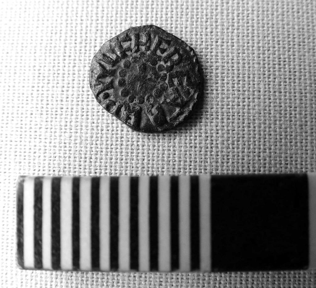 Afbeelding 4.16 Styca op naam van Wulfhere (aartsbisschop van York, 854-900). Foto L. de Jong De laatste duidelijk herkenbare munt betreft een dupondius van Domitianus (vnr. 491).