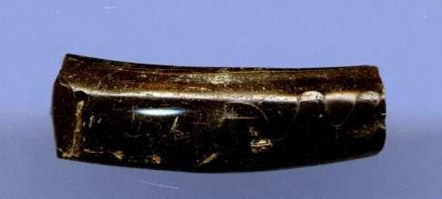 Afbeelding 7.1 Fragment van een donkergekleurde glazen armband. Afbeelding A. Ufkes. Afbeelding 7.2 Fragment van een blauwe glazen armband uit de collectie Litjens. Foto L. de Jong.