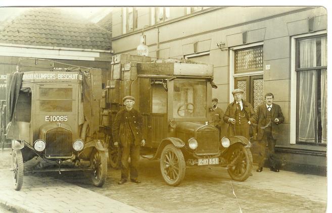 De vrachtauto s van de Fa. Klumpers IX.29 Jan KLUMPERS, geboren op 02-08-1896 te Markelo, overleden op 23-09-1951 te Markelo op 55-jarige leeftijd, zoon van Jan KLUMPERS (zie VIII.