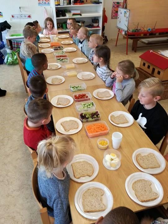 Er kwamen brooddoos-vriendjes in de klas, zoals het fruitvriendje, het groentevriendje, het graanvriendje en het melkvriendje.