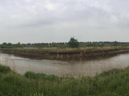 Augustus 18 WOORDJE VAN DE VOORZITTER. In onweerswolken stromen sterk stijgende warme lucht en sterk dalende koude lucht vlak langs elkaar met snelheden van maximaal honderd kilometer per uur.