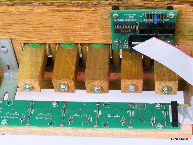 Wat is de bascant? En aansluiten op Decoder printje 2 Matrixprint 1 is uiteraard de Bascant, de lage kant van het pedaal. Deze print kunt u herkennen aan de doorverbinding met nummer 1 bij JP1.