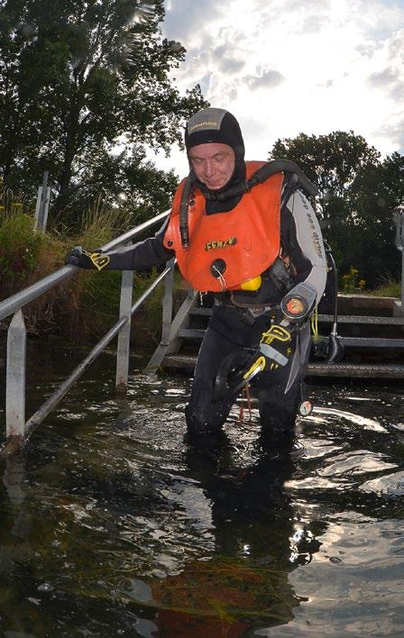 Klaar voor een testduik met een Mistral eentrapsontspanner. Eerste testduik met de Mistral. Foto's (4): Jef Driesen.