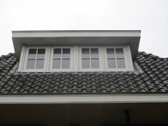 Dakvensters Kozijnen/ramen en deuren Dakkapellen Op de verdieping zijn drie houten Velux dakvensters aanwezig.