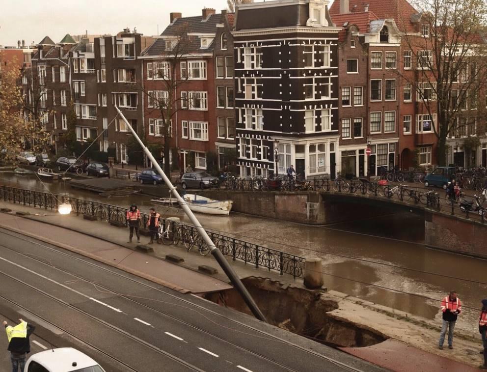 met een weg. Boorspoeling op wegdek. Ernstige verkeershinder.