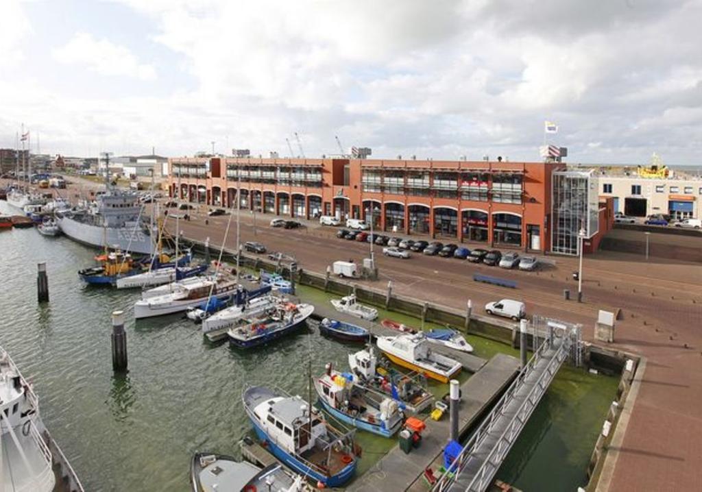 Omgevingsfactoren In de 2e binnenhaven van Scheveningen, op loopafstand van het strand en de vele horecamogelijkheden op de kop van de haven is het fraaie kantorencomplex 'De 4-Master' gelegen.