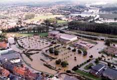 Heel wat valleigebieden zijn ingenomen door bebouwing; talloze waterlopen zijn rechtgetrokken en van dijken voorzien.