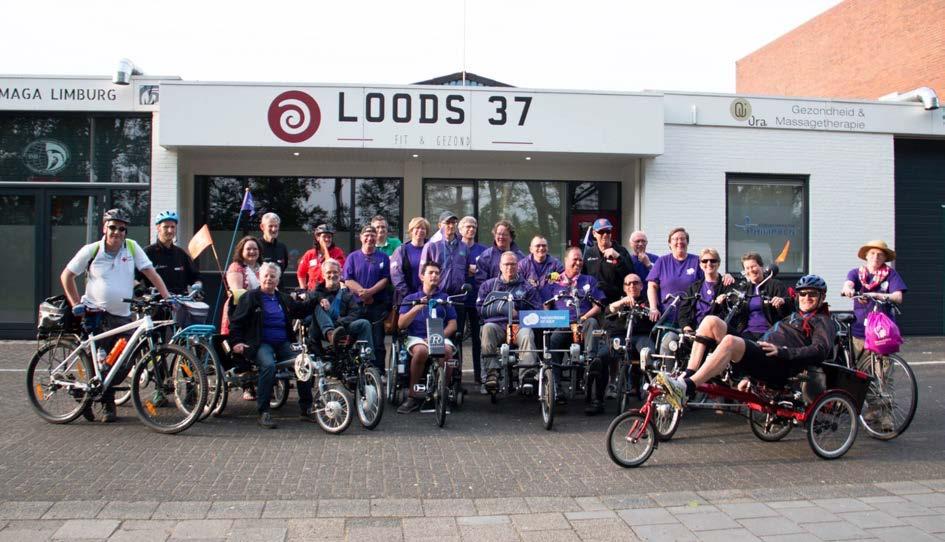 Groepsfoto van de fietsers voor hun overnachtingsadres in Weert