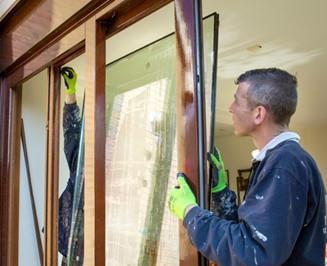 HR++ glas en triple (HR+++) glas isoleert veel beter dan enkel glas of gewoon dubbel glas. De warmte blijft in huis en je energierekening gaat omlaag. Zijn je kozijnen aan vervanging toe?