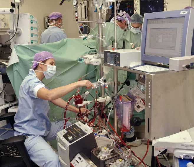 Operatie op een stilgelegd hart Bij een operatie op een stilgelegd hart, neemt een hart-longmachine tijdelijk het werk van je hart en longen over.
