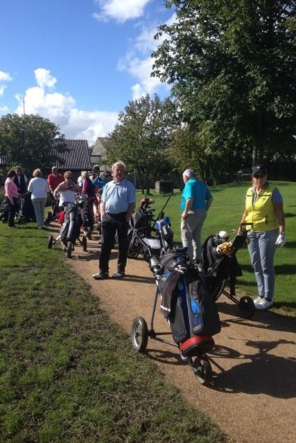 We hebben 18 holes gelopen en dat was voor ons, ongeroutineerde spelers, nog een hele klus. 's Avonds gingen we samen aan tafel en dat was erg gezellig.