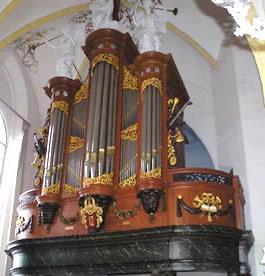 NABER ORGEL IN ONZE KERK Elke zondag kunt u genieten van ons mooie Naber orgel, bespeelt door verschillende organisten.