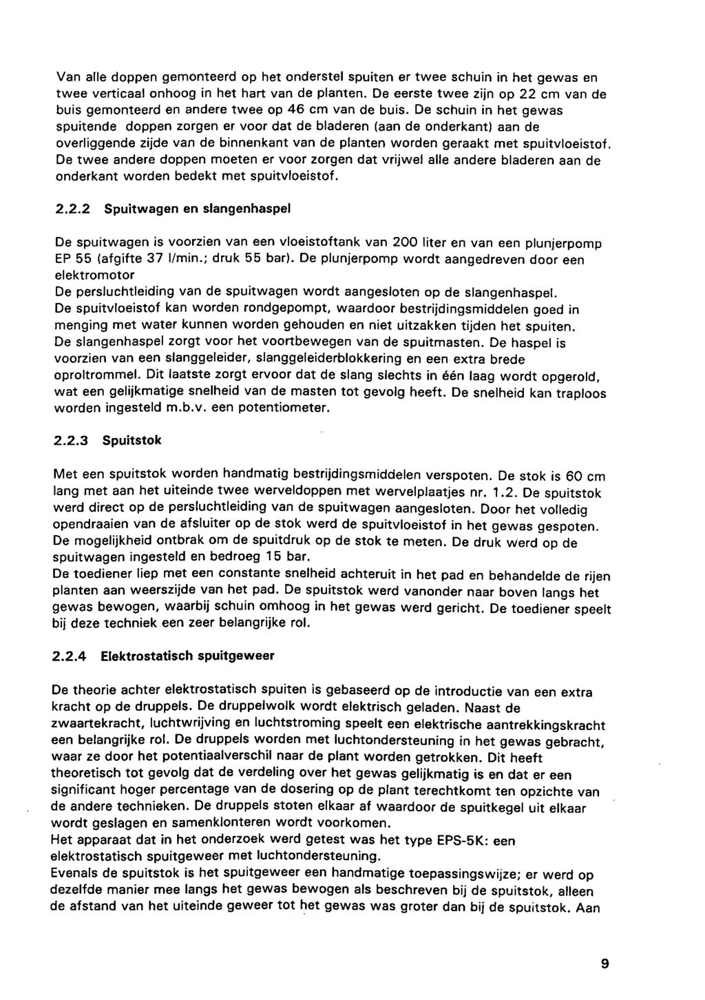 Van alle doppen gemonteerd op het onderstel spuiten er twee schuin in het gewas en twee verticaal onhoog in het hart van de planten.