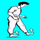 3. Versterken van je voorste scheenbeenspieren Ga rechtop staan en loop op je hielen. Laat je voor- en middenvoet de grond niet raken. Maak kleine pasjes.