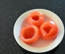 de tomaat en hol deze uit.