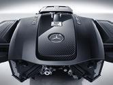 Niet met AMG-aerodynamicapakket (B26) S S S AMG-motorafdekplaat carbon Hoogwaardig, echt carbon onderstreept op indrukwekkende wijze de kracht van de motor.
