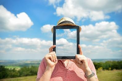 de ipad. U leert op eenvoudige wijze hoe u de ipad kunt gebruiken. Hoe maak ik een internetverbinding? Hoe gebruik ik de agenda, e-mail en hoe installeer ik nieuwe apps?