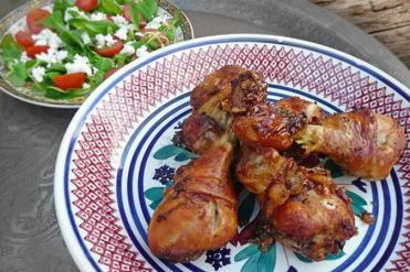 droge sherry 2 eierdooiers 3 eetl. room zout en peper. Verwarm de oven tot 180 gr. *** Kook de broccoli of bloemkool en leg dat daarna op de bodem van een beboterde vuurvaste schotel.