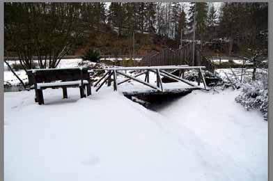 Daardoor lijkt de sneeuw niet helder wit, maar blauw, rood of grauw.