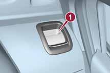 Ga als volgt te werk: zet de hoofdsteunen van de achterstoelen helemaal naar beneden; de veiligheidsgordel midden losmaken: druk op de rode knop 2 fig.