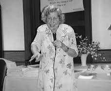 1 Een mooie praktische ervaring: de genezing van Grete Häusler (1922-2007). In 1950 was Grete Häusler (1922-2007), naar een toespraak van Bruno Gröning gekomen.