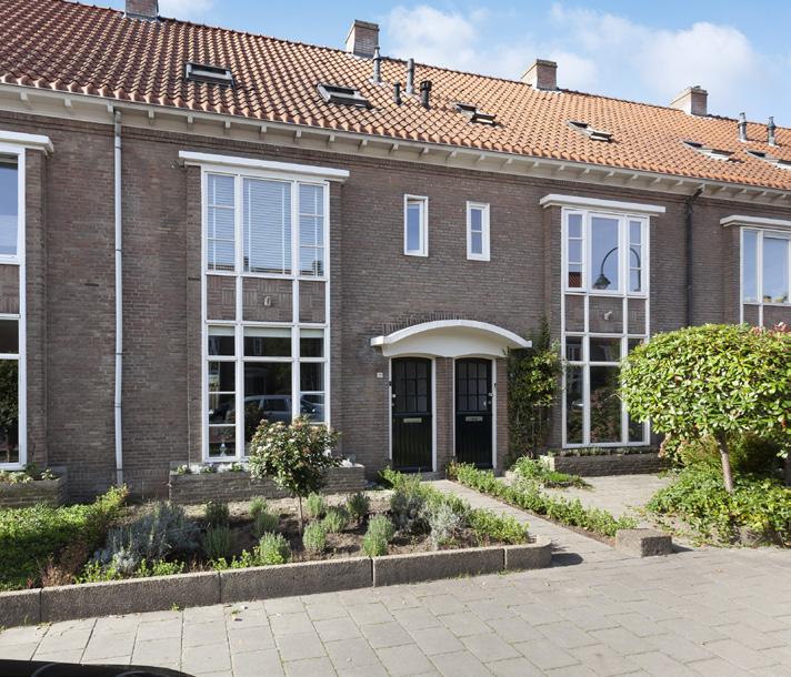 Sfeervol en karakteristiek jaren 40 herenhuis met diverse authentieke elementen zoals een terrazzovloer en paneeldeuren.