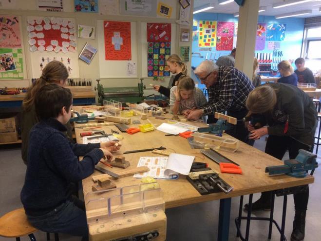 Maar als haar leerling Akkie ernstig ziek blijkt te zijn, kan ook juf Ina niets meer verzinnen. Heel groep acht leeft mee.