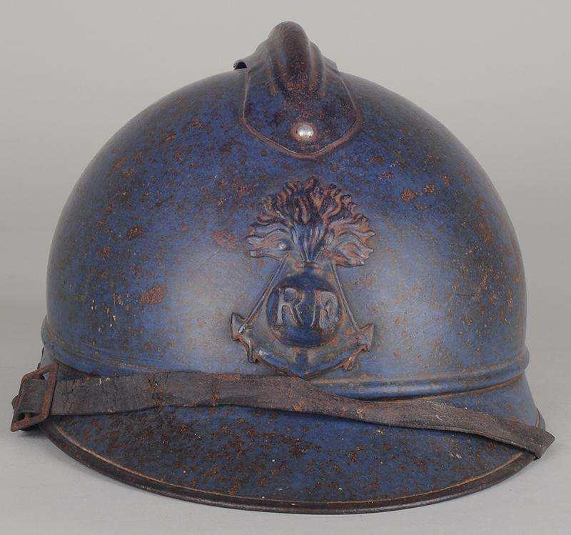 Deze insigna vindt men ook terug op het model 1915 van de Adrian-helm van de koloniale troepen. Figs. 1 et 2.