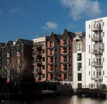 De woning is gelegen op de eerste verdieping van het mooie Rijksmonumentale pakhuis Stad
