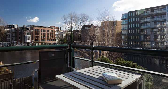 Locatie Location Dit uitstekend onderhouden appartement ligt aan de waterzijde van het complex en kijkt uit over de brede en levendige Uilenburgergracht.