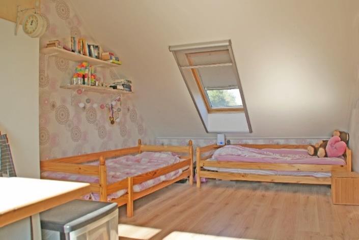 slaapkamer voorzien van een laminaatvloer.