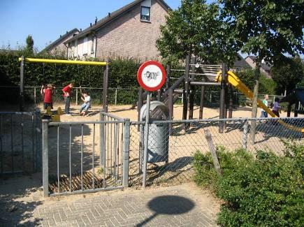 4.10.4. De schoolpleinen betrekken Geadviseerd wordt te overwegen of het kleine speelplekje Het Olland [92] met een hek nu wel een aantrekkelijke speelruimte is.