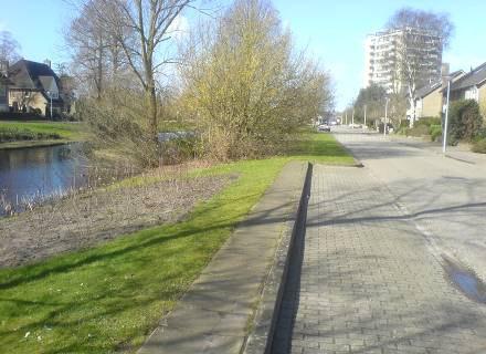 Bespeelbaar groen langs het water Informele plek bij het water de hofjes worden gebruikt door kinderen en jeugd om te voetballen.