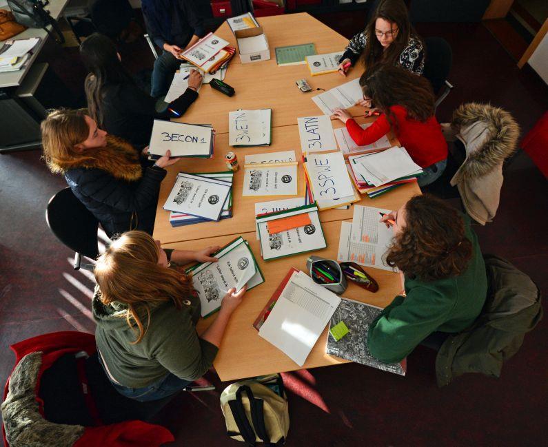 HUMANE WETENSCHAPPEN in de 3de graad STUDIEPROFIEL HUMANE WETENSCHAPPEN Humane wetenschappen is echt iets voor jou als je gepassioneerd bent door de mens en de maatschappij, ook vanuit historische en