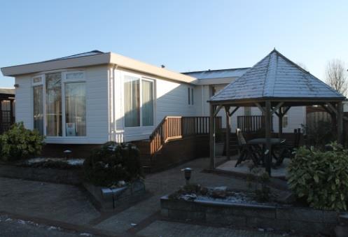 De tweede slaapkamer is voorzien twee eenpersoonsbedden. Badkamer met toilet, douche en wasbak.