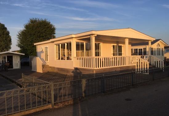 Eetkamer en keuken apart, luxe uitvoering met vaatwasser. Twee grote slaapkamers met veel kast ruimte. Badkamer met douche, volledig betegeld. TOILET APART. Centrale verwarming, cv met HR combiketel.