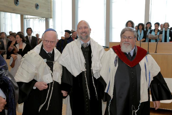 Yehoram Mazor, net gepensioneerd hoofddocent Jewish Liturgy aan het Hebrew Union College te Jeruzalem. Rabbijn Mazor was Ira s eerste scriptiebegeleider; op de foto is hij te zien (rechts) van Ira.