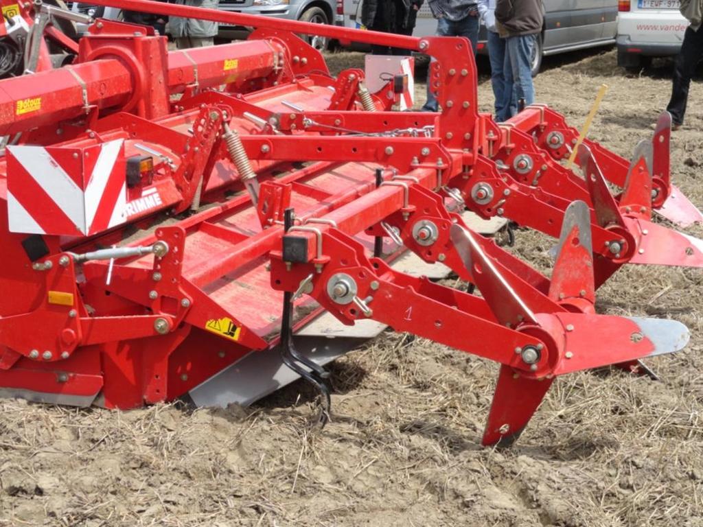 Grimme - (mini)dyker De Dyker werd ontwikkeld door Grimme. Het is een mechanisch systeem met een rotor met drie grote schoepen die gaten in de grond schept om drempels op te werpen.