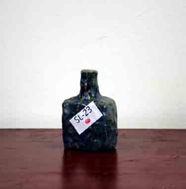 Lotnummer: 37 (SL-22) Object: Vintage handwerk vaas Gemaakt omstreeks: 1970 Beschrijving: Oude aardewerk vaas. Gesigneerd aan de onderzijde.